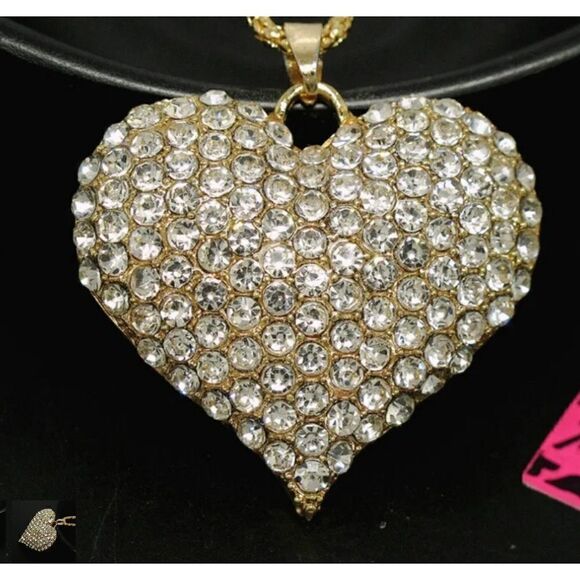 ✨ Betsey Johnson sparkling crystal heart ❤️ pendant ✨ - Picture 1 of 7